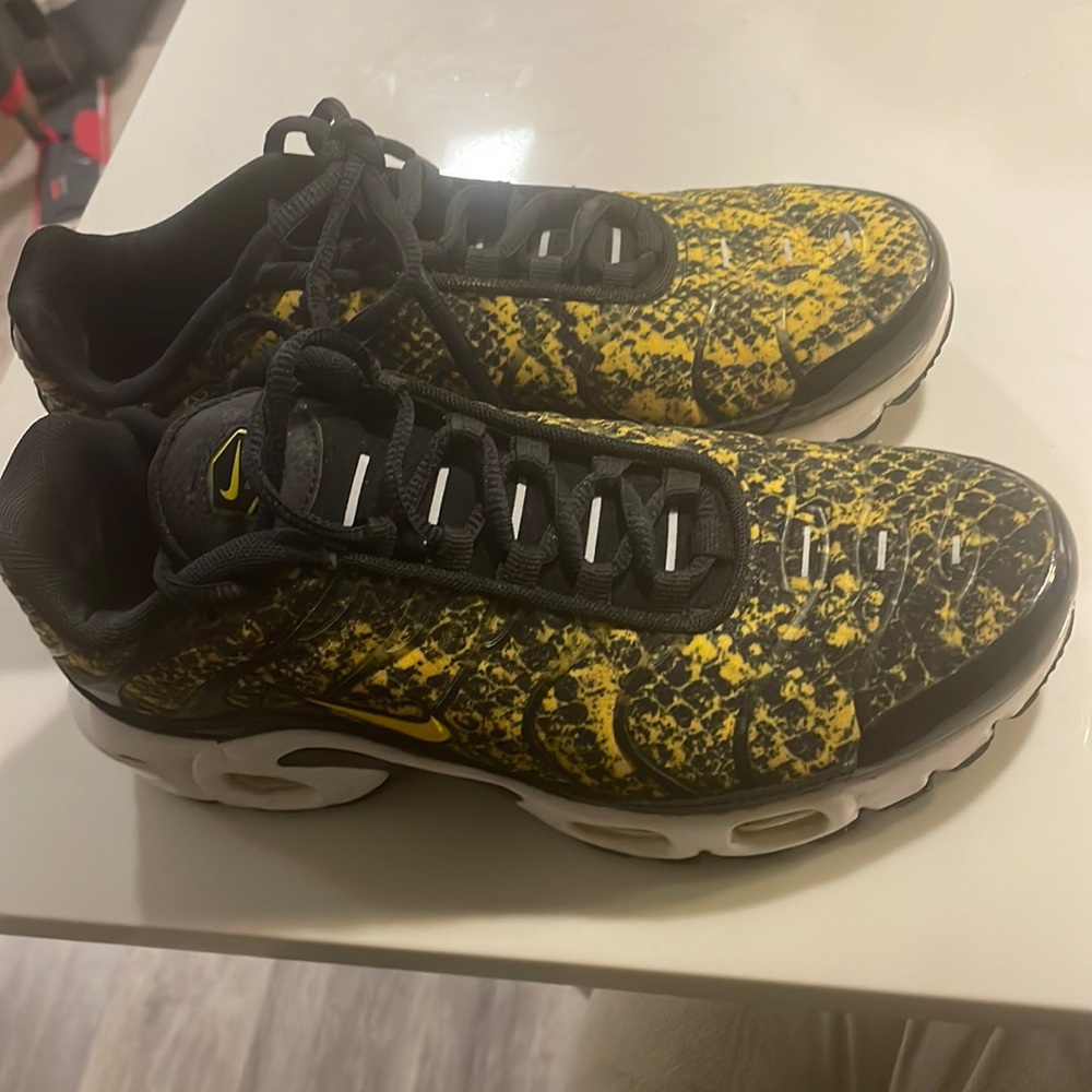 Nike TNS yellow and black